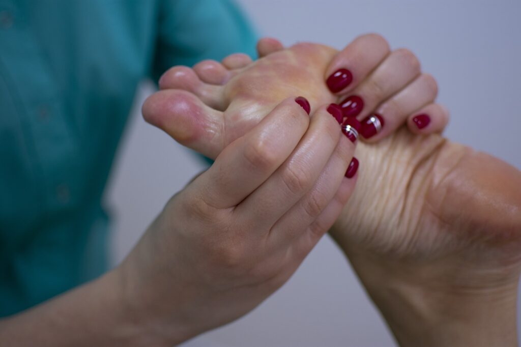 massage, hand, leg-4795385.jpg